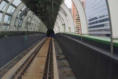 şehirde tren demiryolu