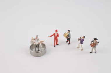  Düğün yüzüğü şekil kürsüye