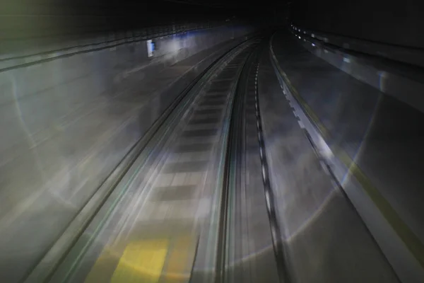 Cavalgando trem através do túnel do metrô — Fotografia de Stock