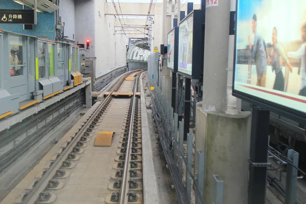 La ferrovia ferroviaria in città — Foto Stock