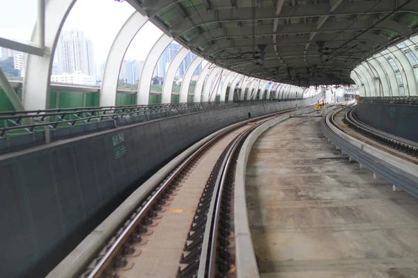 O trilho de trem na cidade — Fotografia de Stock