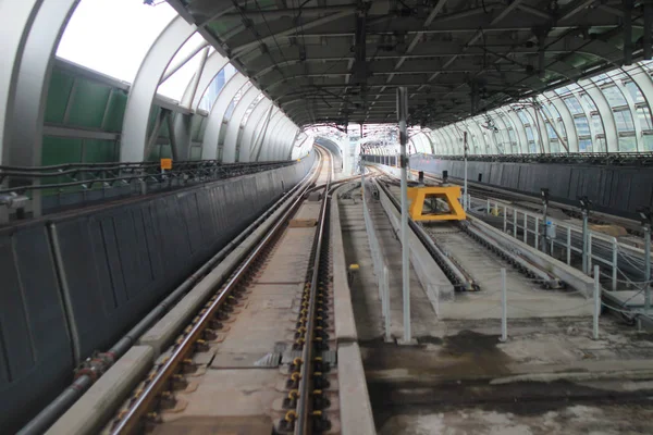 La ferrovia ferroviaria in città — Foto Stock