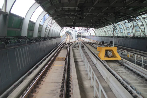 O trilho de trem na cidade — Fotografia de Stock