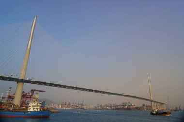 Kargo gemisi ile Stonecutters Köprüsü