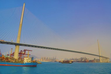 Kargo gemisi ile Stonecutters Köprüsü