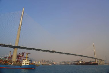 Kargo gemisi ile Stonecutters Köprüsü