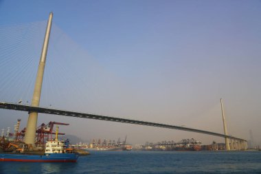 Kargo gemisi ile Stonecutters Köprüsü