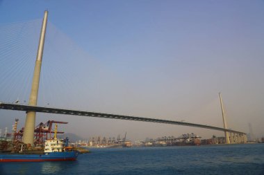 Kargo gemisi ile Stonecutters Köprüsü