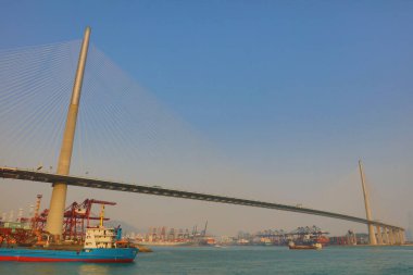 Kargo gemisi ile Stonecutters Köprüsü