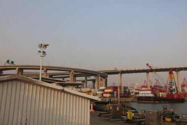 Kargo gemisi ile Stonecutters Köprüsü