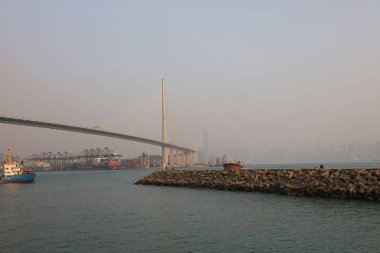 Kargo gemisi ile Stonecutters Köprüsü