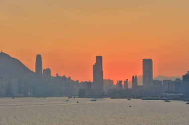 Hong Kong'da günbatımında liman