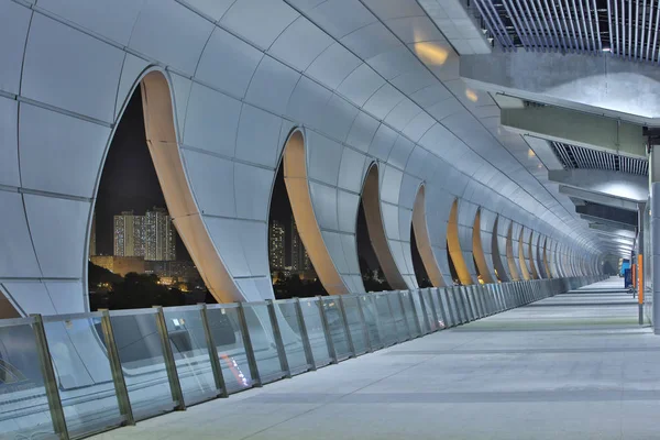 Perspectiva del pasaje vacío por la noche — Foto de Stock