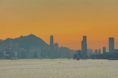 Hong Kong'da günbatımında liman