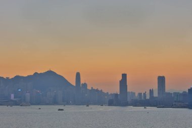 Hong Kong'da günbatımında liman