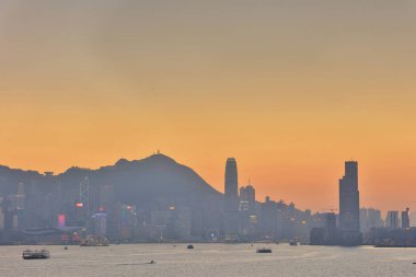 Hong Kong'da günbatımında liman