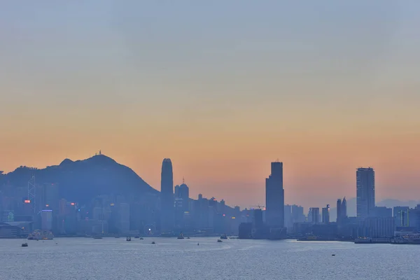 夕暮れ時の香港を港します。 — ストック写真