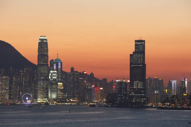 Hong Kong'da günbatımında liman