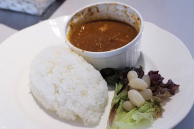 Pirinç köri çanak üzerinde ile