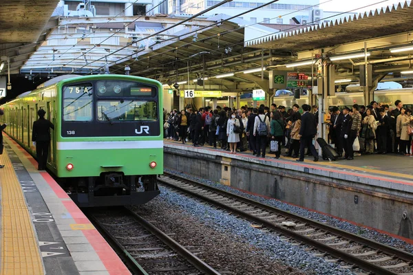 Tågstationen i osaka, Japan — Stockfoto