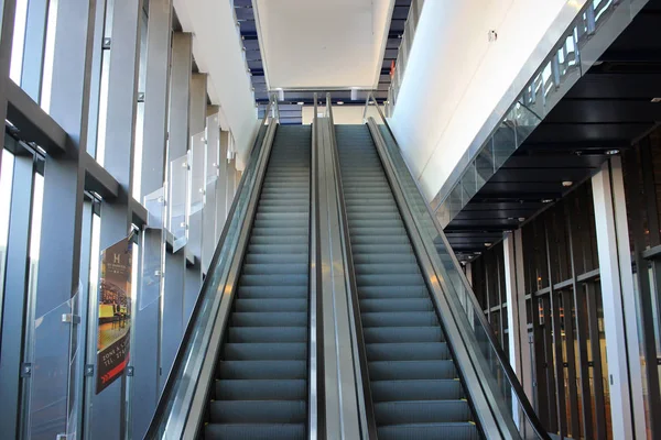 La escalera mecánica en una estación — Foto de Stock