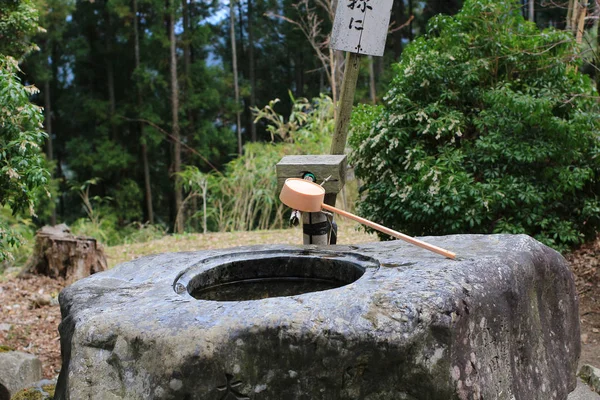 Schöpfkelle auf dem traditionellen Brunnen in Japan — Stockfoto