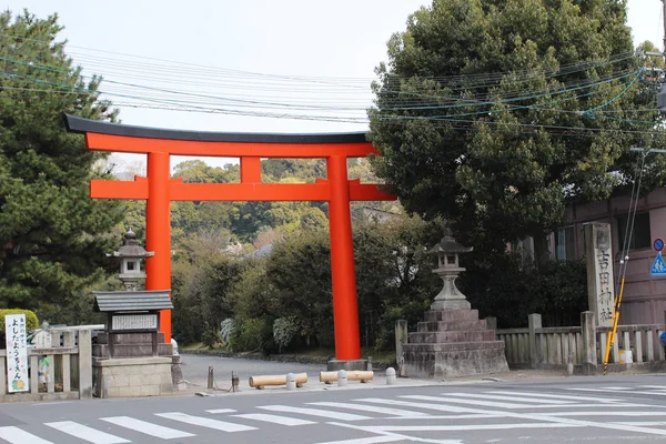 Японские ворота на дороге — стоковое фото