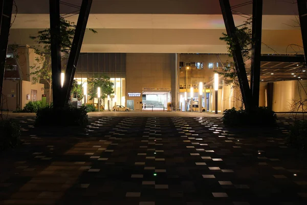 Edifício moderno no fundo à noite . — Fotografia de Stock