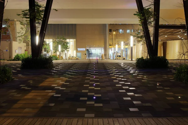 Edifício moderno no fundo à noite . — Fotografia de Stock