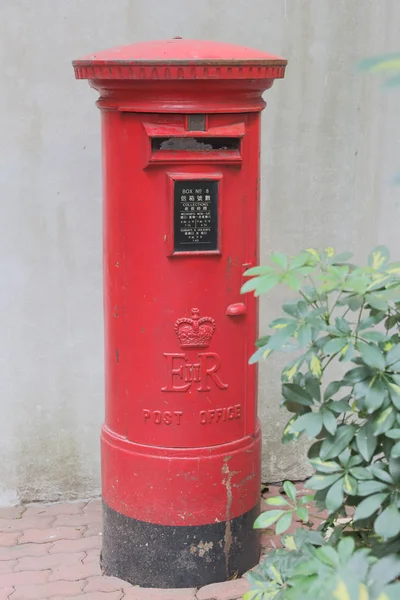 典型的な赤いイギリス郵便ポスト分離ストリート — ストック写真