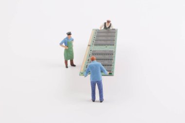 Minyatür mühendisleri devre kartı ile.