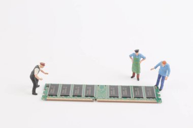 Minyatür mühendisleri devre kartı ile.