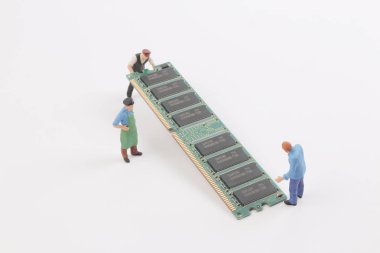 Minyatür mühendisleri devre kartı ile.