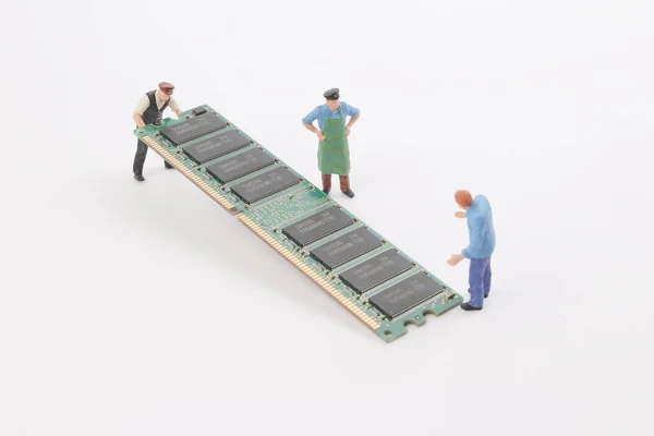 Ingenieros en miniatura con placa de circuito . — Foto de Stock