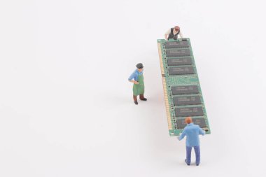 Minyatür mühendisleri devre kartı ile.