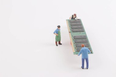 Minyatür mühendisleri devre kartı ile.