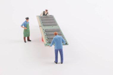 Minyatür mühendisleri devre kartı ile.