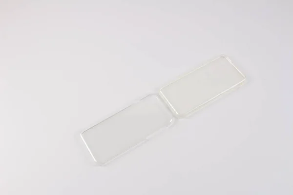 Пластиковий футляр для смартфона на білому фоні — стокове фото