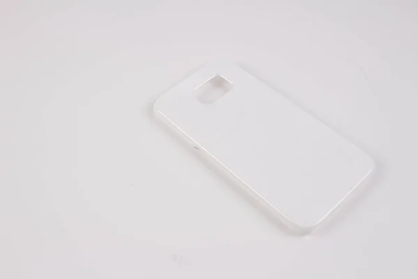 Obudowa z tworzywa sztucznego dla inteligentnych telefonów na białym tle — Zdjęcie stockowe