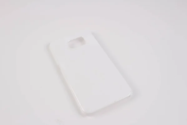 Plastové pouzdro pro chytrý telefon na bílém pozadí — Stock fotografie