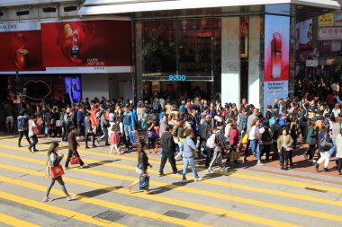 Yayalar yaya geçidi Causeway Bay bölgesinde