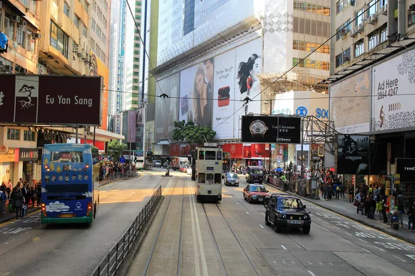 Voetgangers in een zebrapad Causeway Bay district — Stockfoto