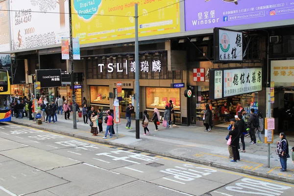 Fotgängare i ett övergångsställe Causeway Bay distrikt — Stockfoto