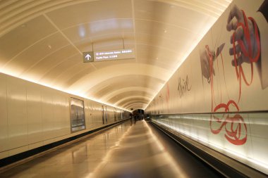 yürüyen merdivenler ile mavi koridor taşıma 