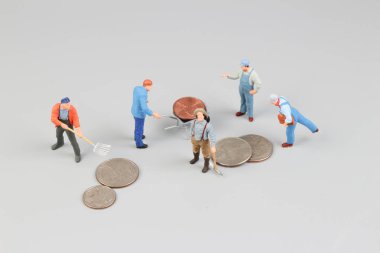 Mini işçi sitesinde paraları toplamak