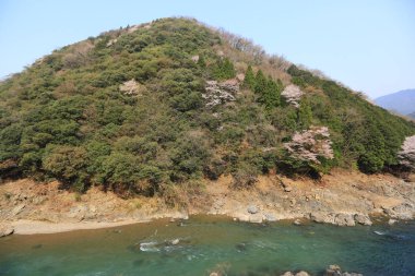 dağlar ve romantik tren K dışında nehirden görünümü