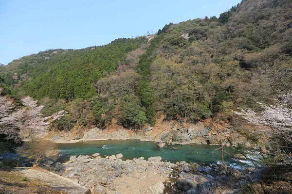 山と川の K 外ロマンチックな列車からの眺め — ストック写真