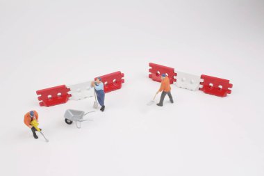 bir adam kazma beton yol figürü