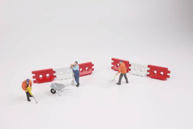 bir adam kazma beton yol figürü