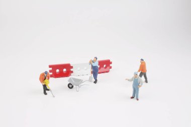 bir adam kazma beton yol figürü